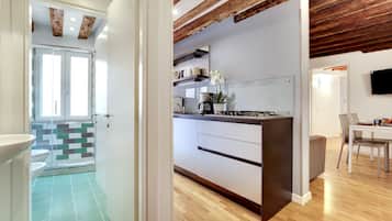 Apartamento, 2 quartos | Cozinha privada | Geladeira grande, micro-ondas, cooktop, lava-louças