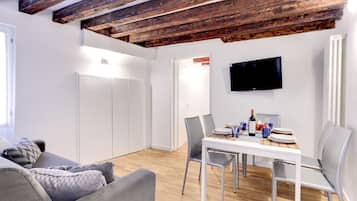 Apartamento, 2 quartos | Área de estar | TV LCD