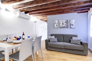 Apartamento, 2 habitaciones | Zona de estar | Una televisión LCD