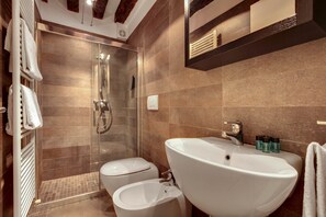 Lejlighed - 2 soveværelser | Badeværelse | Bruser, bidet