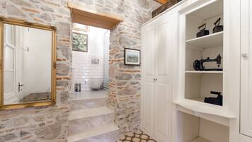 Superior Apartment | Bathroom | Shower, rainfall showerhead, hair dryer, towels