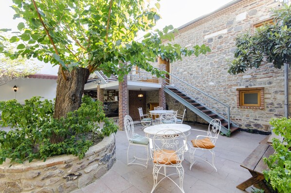 Een 38-inch lcd-televisie met satellietzenders en een televisie