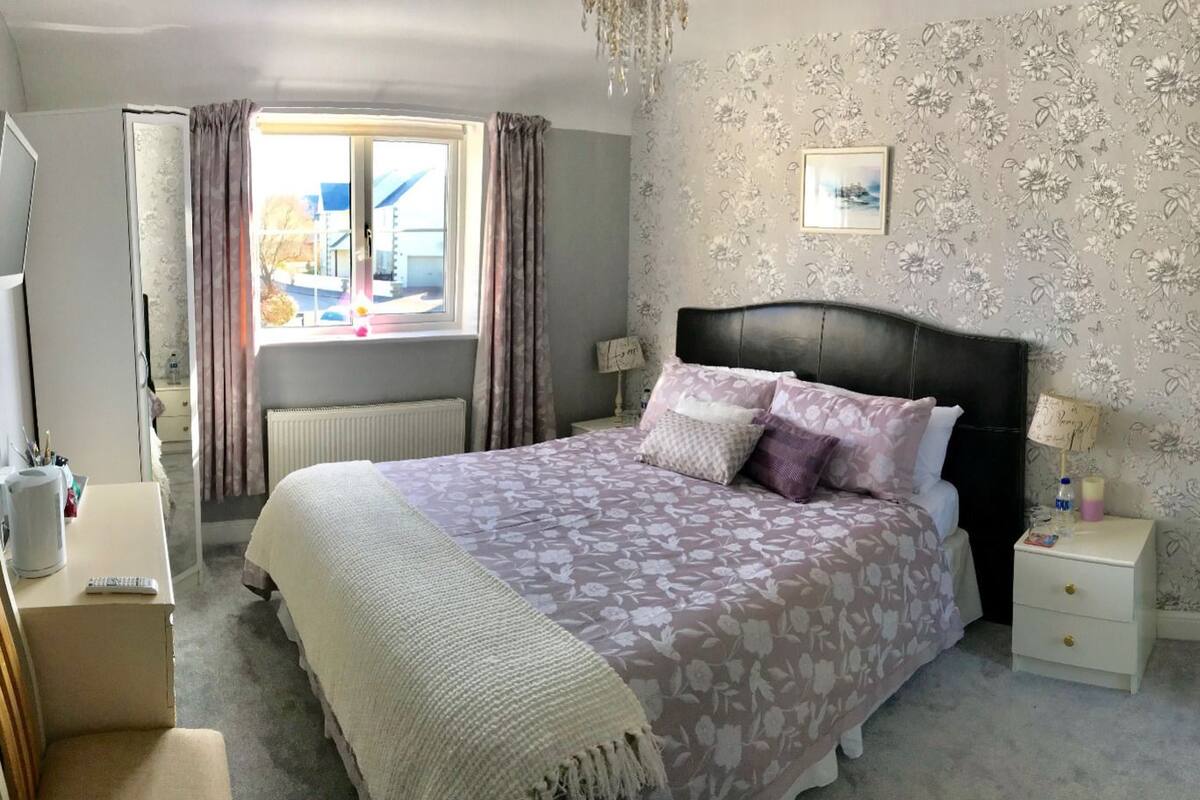 Double Room, Private Bathroom | 1 bedroom, premium bedding, desk, iron/ironing board