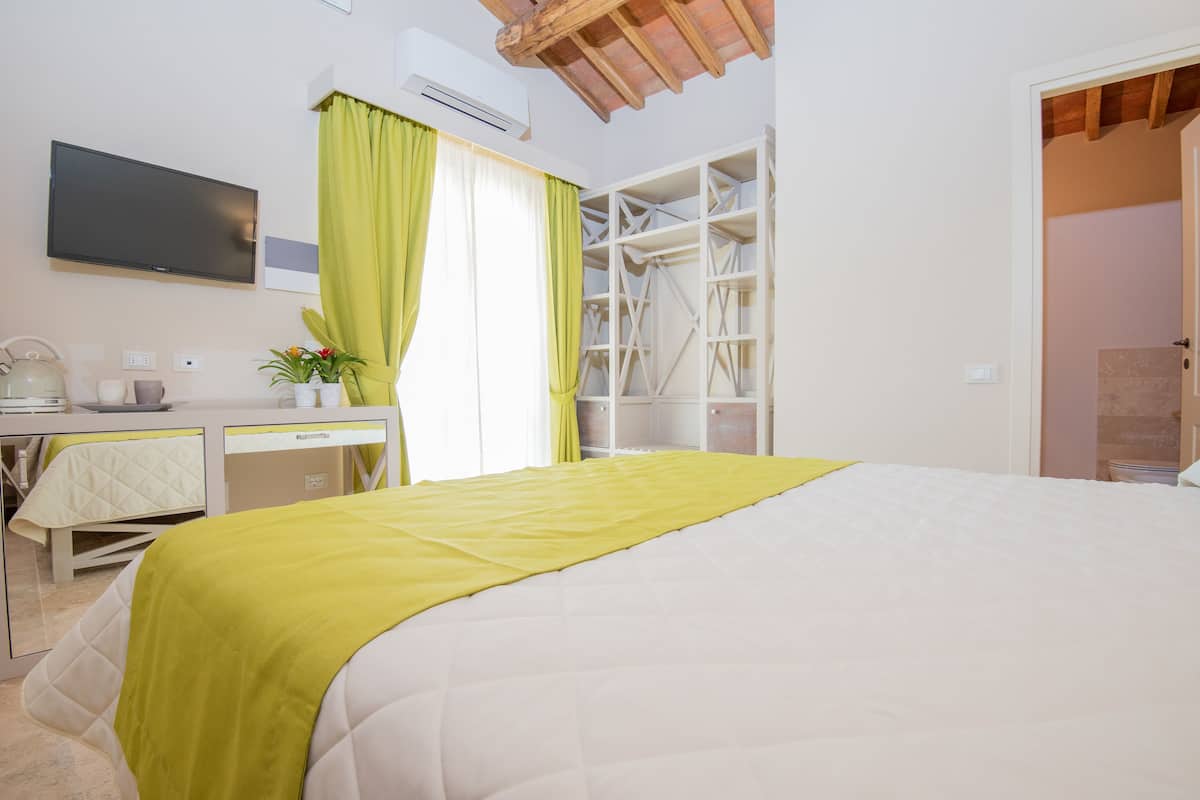 Chambre Confort double ou avec lits jumeaux | Minibar, coffre-fort, bureau, rideaux d’obscurcissement