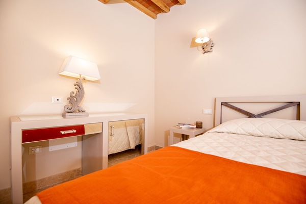 Bar mini, peti besi dalam bilik, meja, langsir/tirai gelap terus