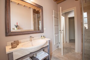Suite panorámica, vista al mar | Baño | Regadera, amenidades de baño gratuitas, secadora de cabello, pantuflas 
