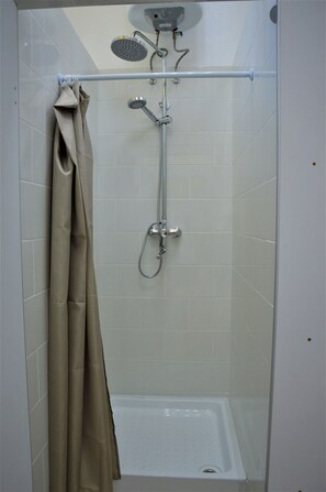 Shower - Mishka Inn Hostel (Volgograd)