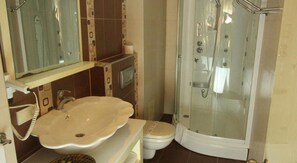 Suihku, ilmaiset hygieniatuotteet, hiustenkuivaaja, tohvelit