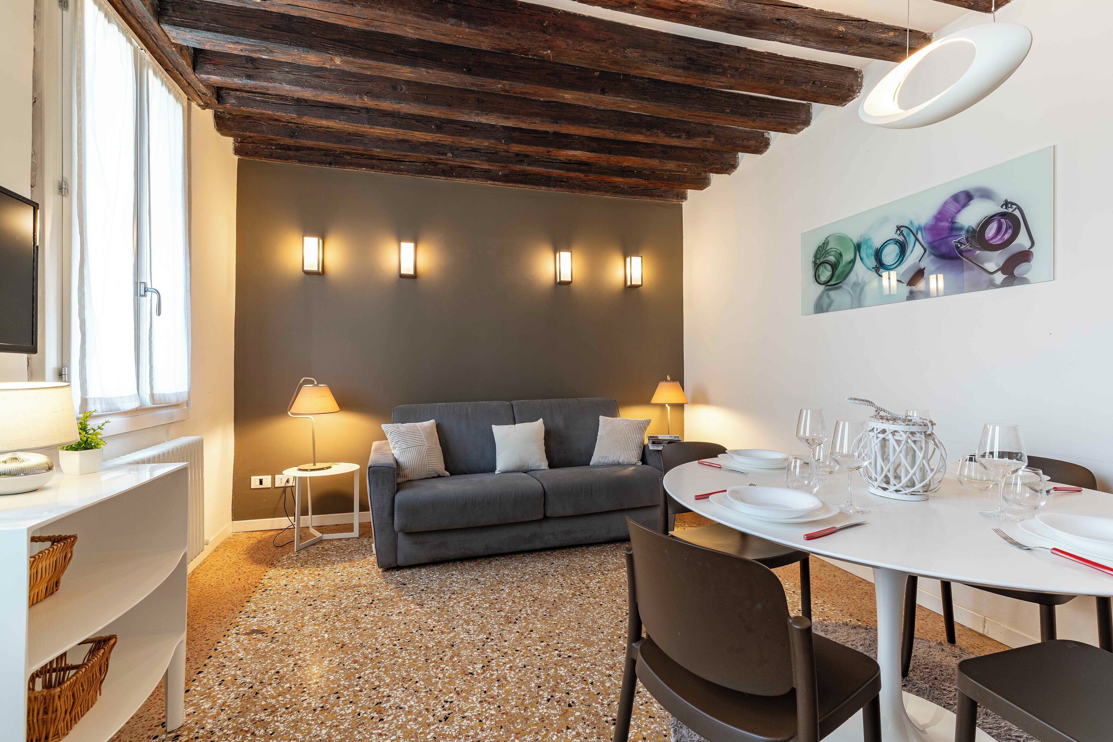 Apartment, 2 Bedrooms | Dining room