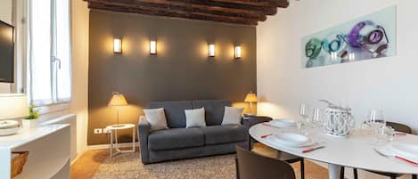 Apartment, 2 Bedrooms | Dining room