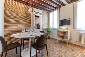 Apartment, 2 Bedrooms | Dining room