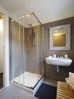 Apartment, 2 Schlafzimmer | Badezimmer | Dusche, Haartrockner, Bidet, Handtücher