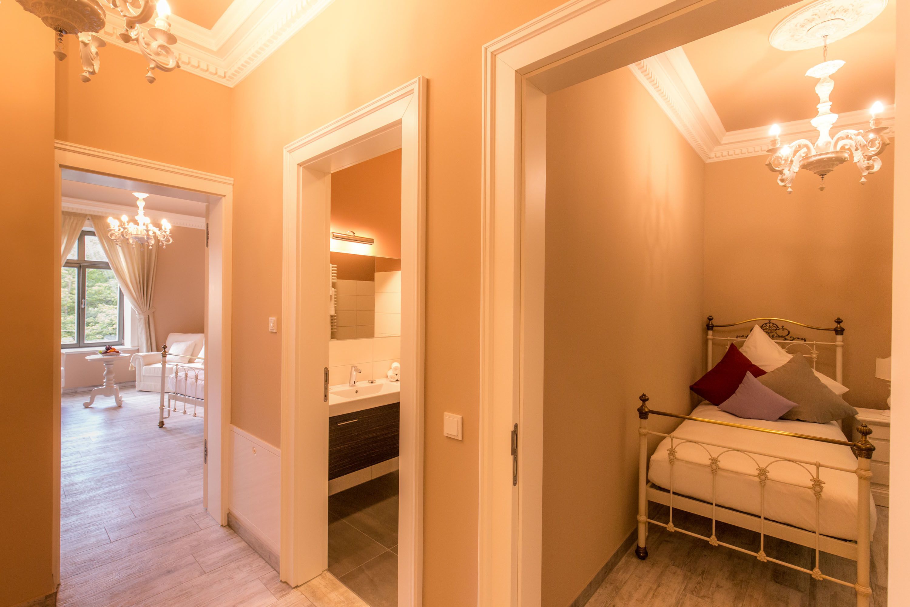 triple room | individually decorated, individually furnished, desk, free wifi