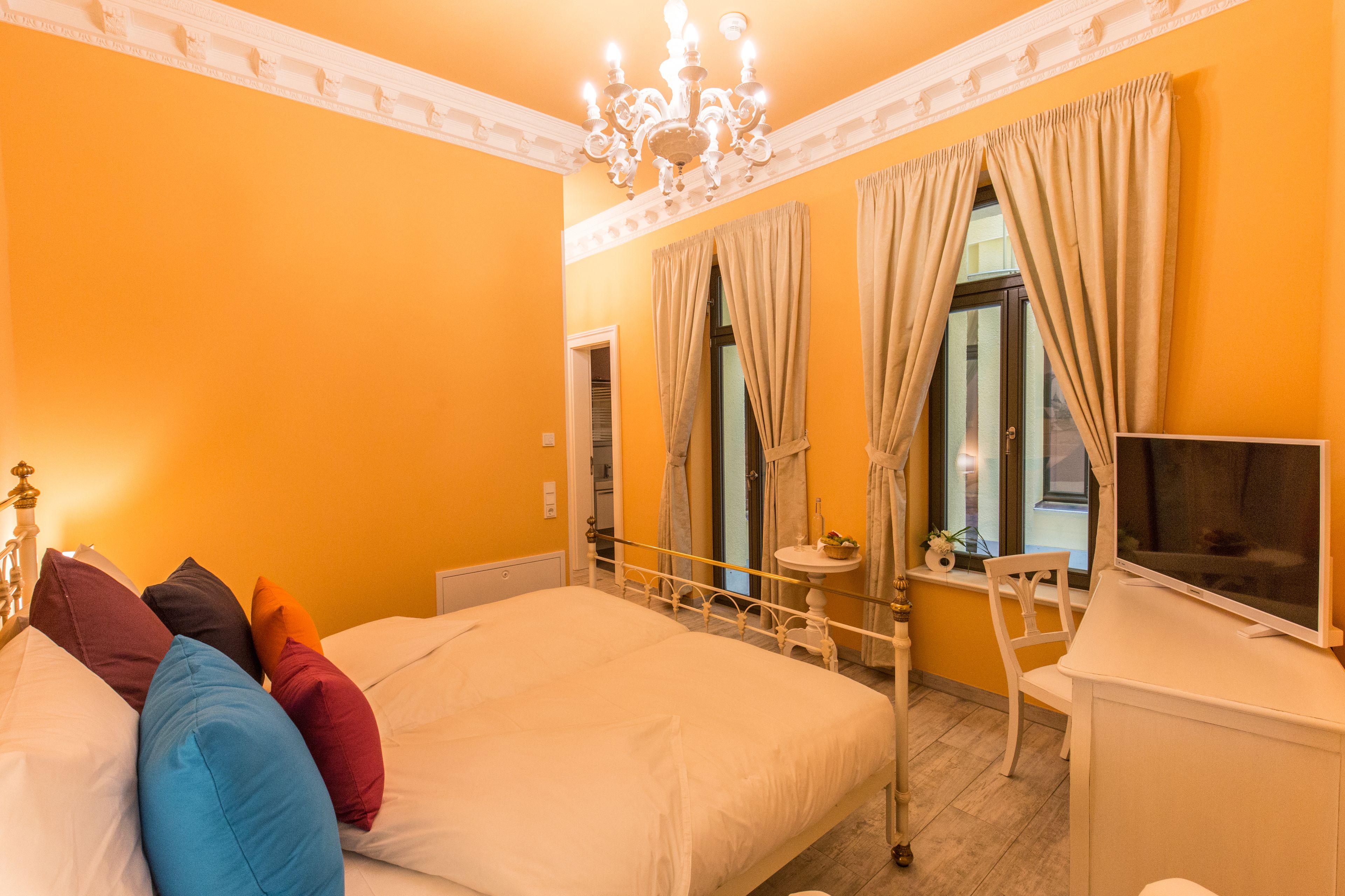 double room | individually decorated, individually furnished, desk, free wifi