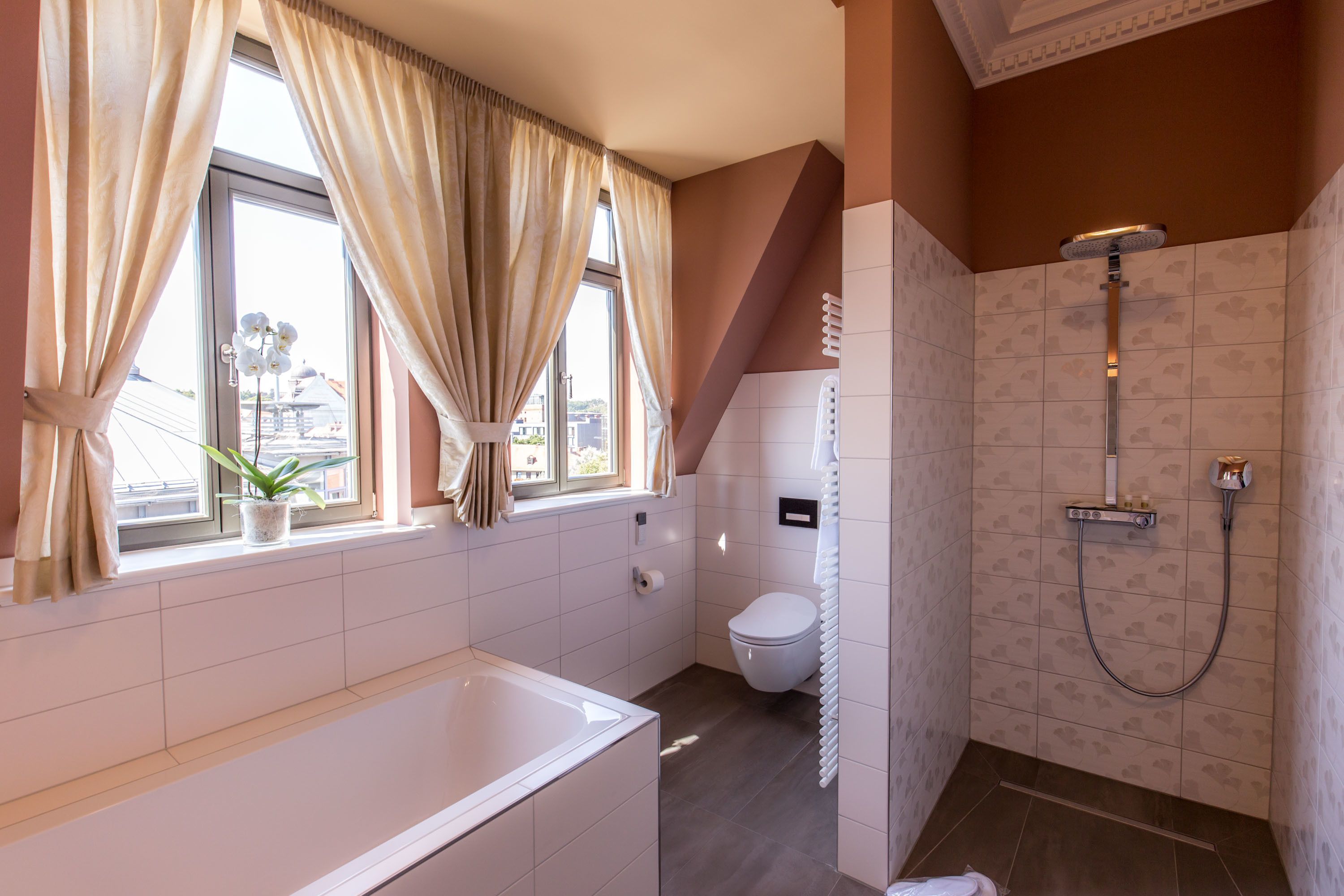 suite (sirolo) | bathroom | free toiletries, hair dryer, slippers, towels