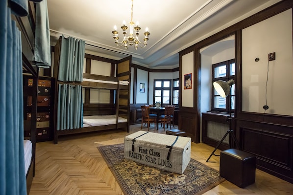 Dormitório compartilhado, em dormitório misto, banheiro compartilhado (1 Bed in 8-Bed Dormitory) | 1 quarto, escrivaninha, Wi-Fi de cortesia