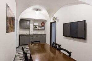 Daily continental breakfast (EUR 5.00 per person)