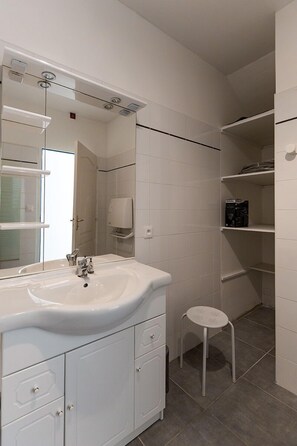 คอทเทจ | ห้องน้ำ | ฝักบัวในอ่างอาบน้ำ, อ่างอาบน้ำแบบแช่ตัว, ไดร์เป่าผม