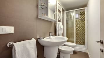 Apartment, 2 Schlafzimmer | Badezimmer | Dusche, Haartrockner, Bidet, Handtücher