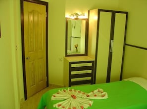 Standard-Apartment, 1 Schlafzimmer, Poolblick | 1 Schlafzimmer, individuell dekoriert, Bettwäsche