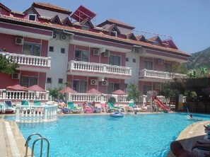 Outdoor pool, pool umbrellas, sun loungers - Bahar Apart (Marmaris)