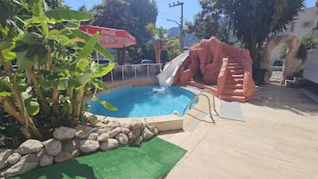 Piscina externa, guarda-sóis, espreguiçadeiras