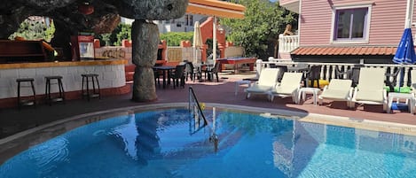 Piscine extérieure, parasols, chaises longues