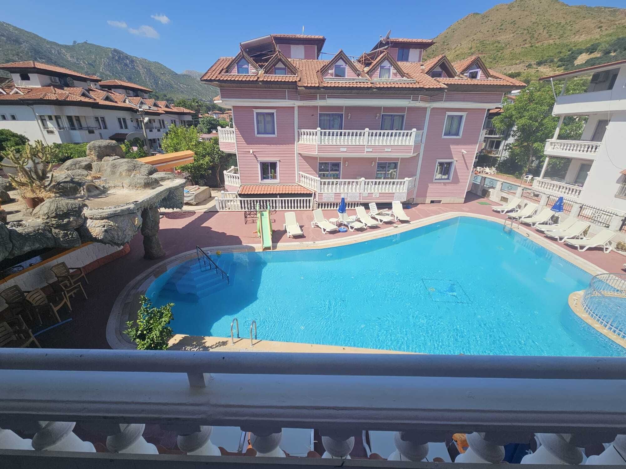 Piscina externa, guarda-sóis, espreguiçadeiras