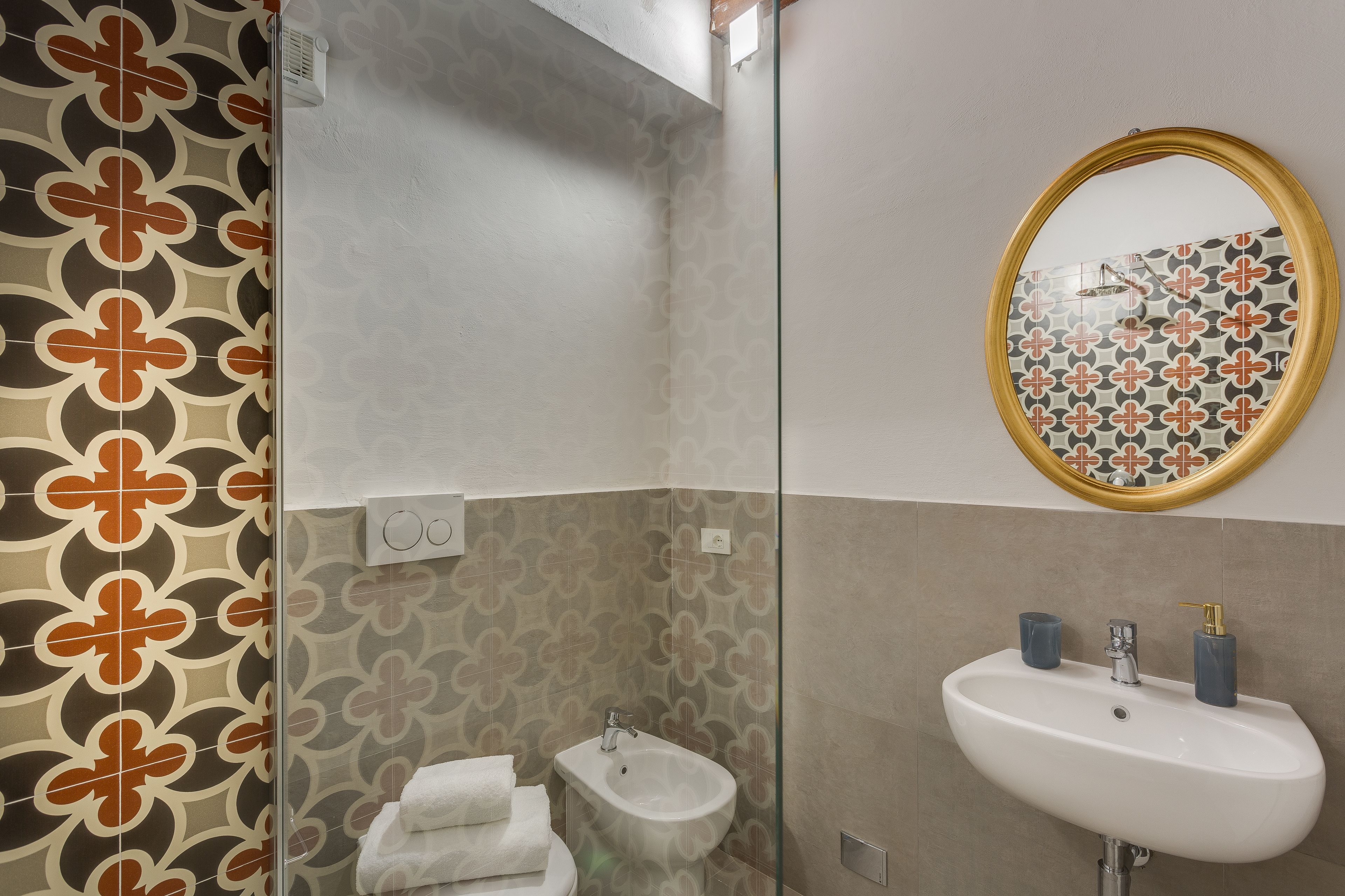 Comfort Double Room | Bathroom | Shower, free toiletries, hair dryer, bidet