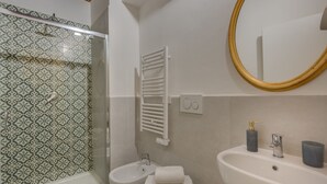 A bathroom with a shower, bidet, sink, and a mirror. - Residenza D'Epoca Sant Anna (Florence)