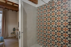 Comfort Double Room | Baño | Regadera, amenidades de baño gratuitas, secadora de cabello, bidet 