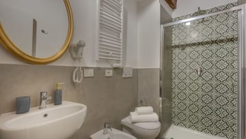Comfort Double Room | Bagno | Doccia, set di cortesia gratuito, asciugacapelli, bidet