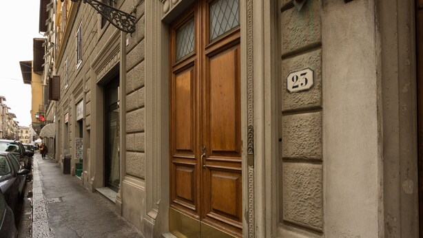 A building with a large wooden door and a number '25' sign. - Residenza D'Epoca Sant Anna (Florence)