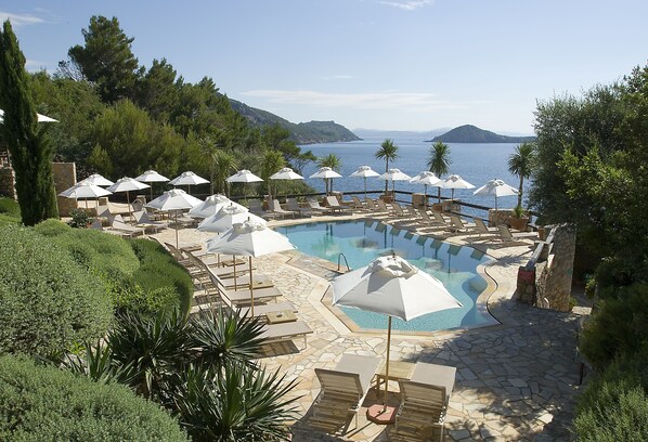 Seasonal outdoor pool, pool umbrellas, sun loungers - Hotel Il Pellicano (Monte Argentario)