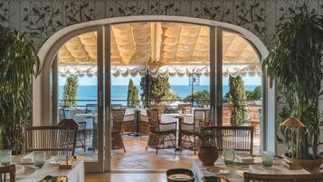 2 Restaurants; Mittagessen und Abendessen werden serviert