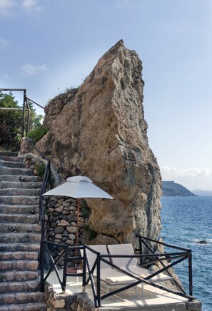 Private beach, white sand, sun loungers, beach umbrellas - Hotel Il Pellicano (Monte Argentario)