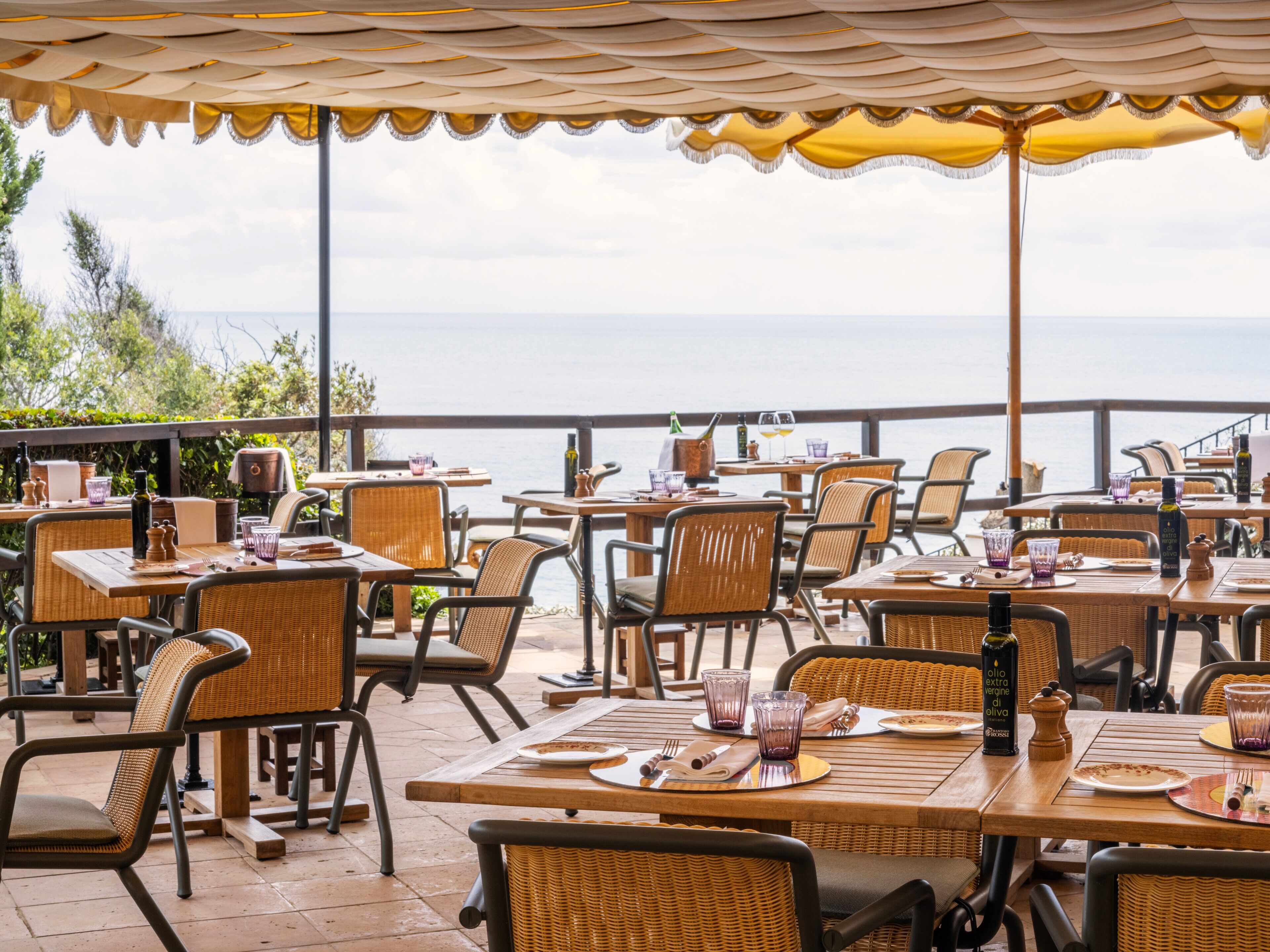 2 restaurantes; se sirve almuerzo y cena