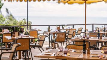 2 restaurantes; se sirve almuerzo y cena
