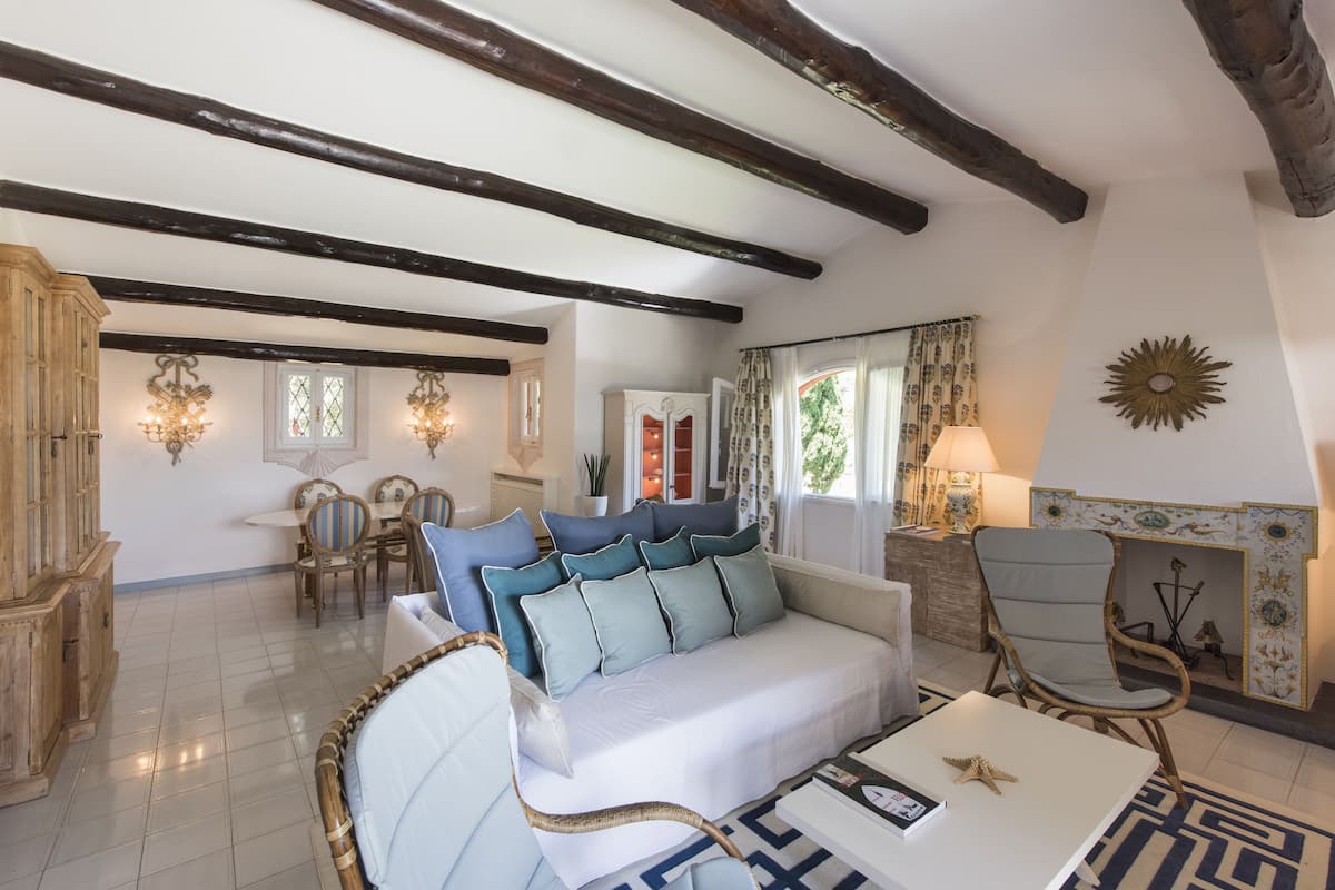 Argentario Suite | Living area | Flat-screen TV, DVD player, pay movies