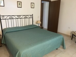 1 chambre, literie de qualité supérieure, fer et planche à repasser