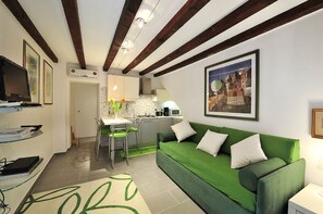 Apartment, 1 Bedroom | Living room | TV - Matta de la Vida (Venice)