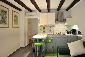 Apartment, 1 Bedroom | Private kitchen | Fridge, microwave, stovetop, dishwasher - Matta de la Vida (Venice)