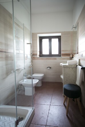 Douche, douche à « effet pluie », articles de toilette gratuits