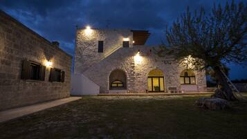 Fassade der Unterkunft – Abend/Nacht