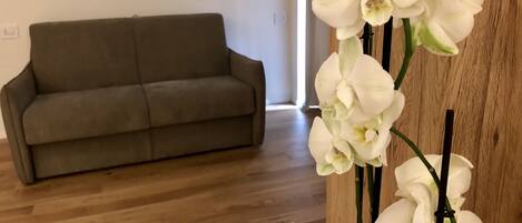 Suite | Premium bedding, soundproofing, cribs/infant beds, rollaway beds