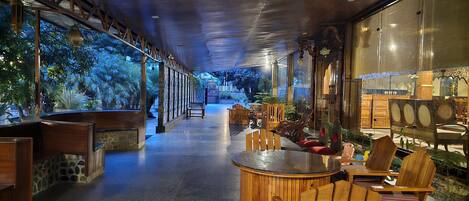 Área de estar no saguão