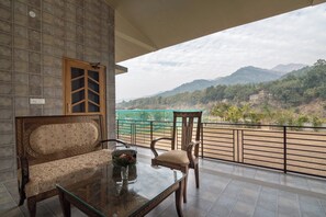 Soundproofing, bed sheets - Kunkhet Valley Resort (Nainital)