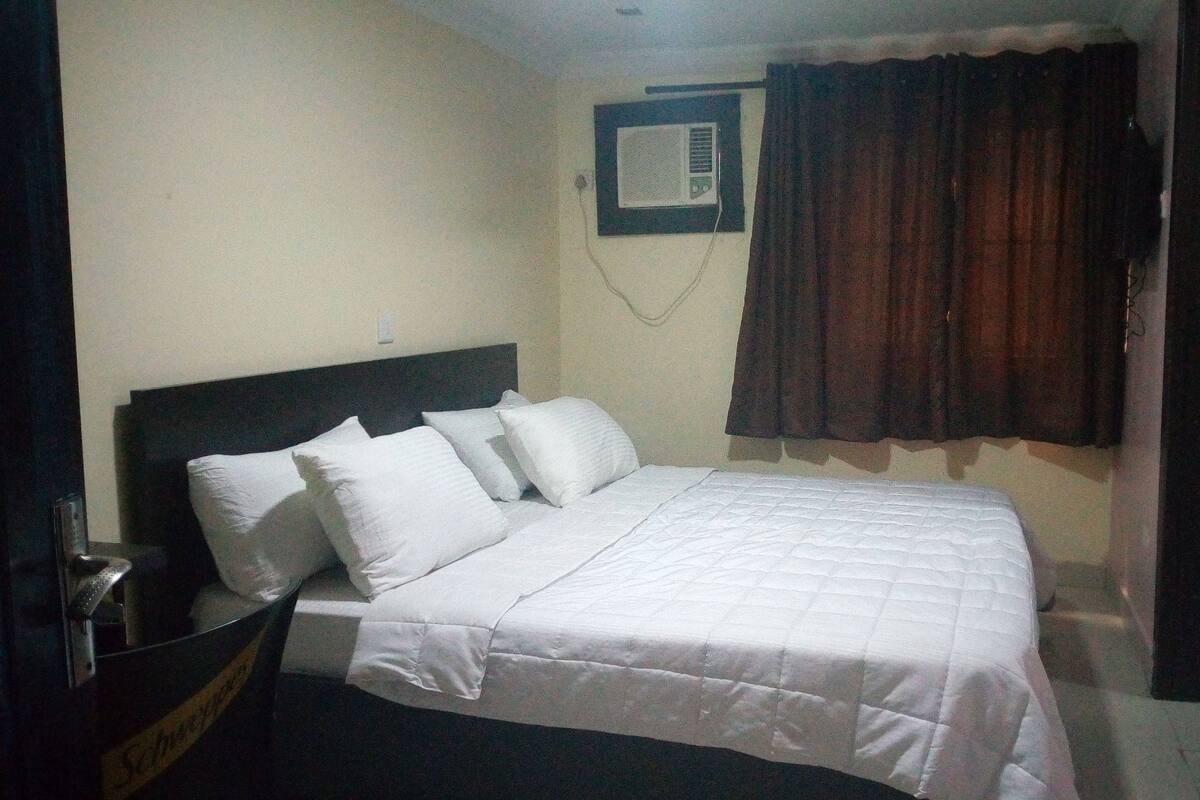 In-room safe, desk, bed sheets