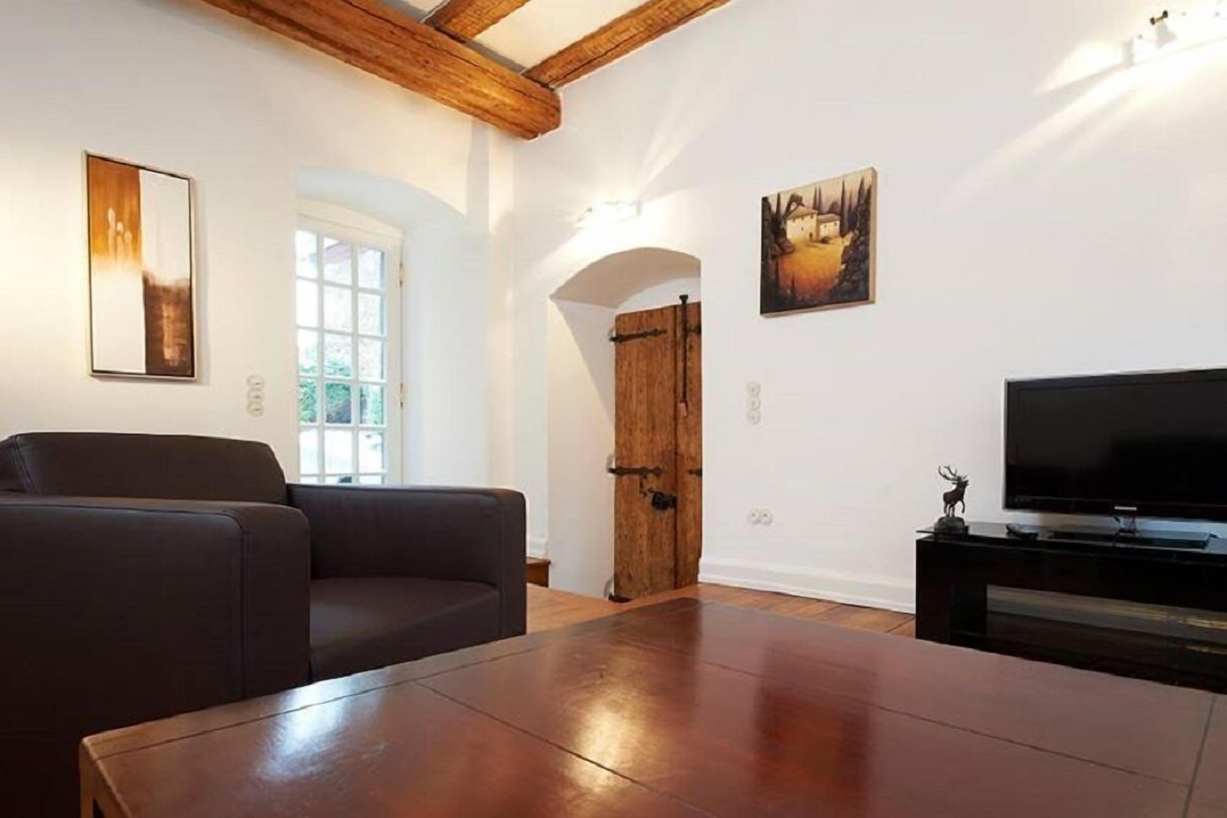 suite | living room | flat-screen tv