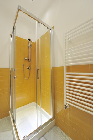 Appartement, 2 chambres | Douche de la salle de bain